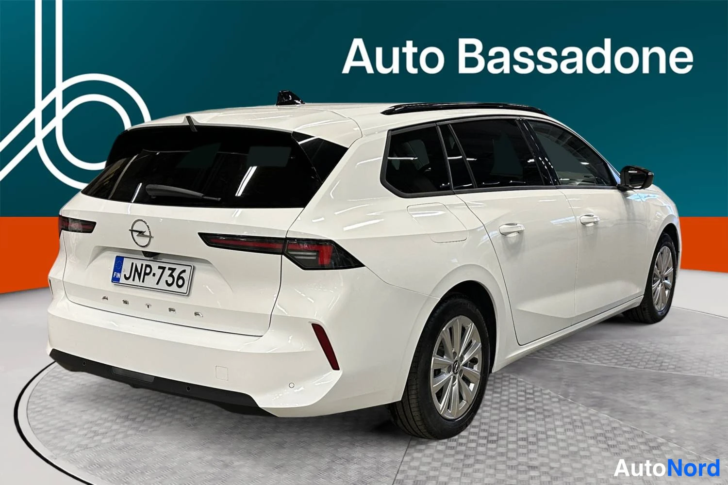 Valkoinen Opel Astra 2024, takaviisto, kuva 7