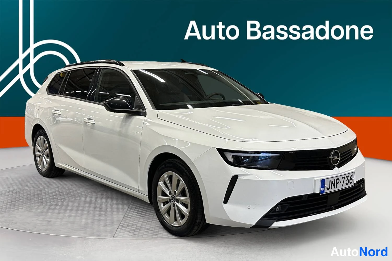 Valkoinen Opel Astra 2024, etuviisto, keula oikealle, kuva 2