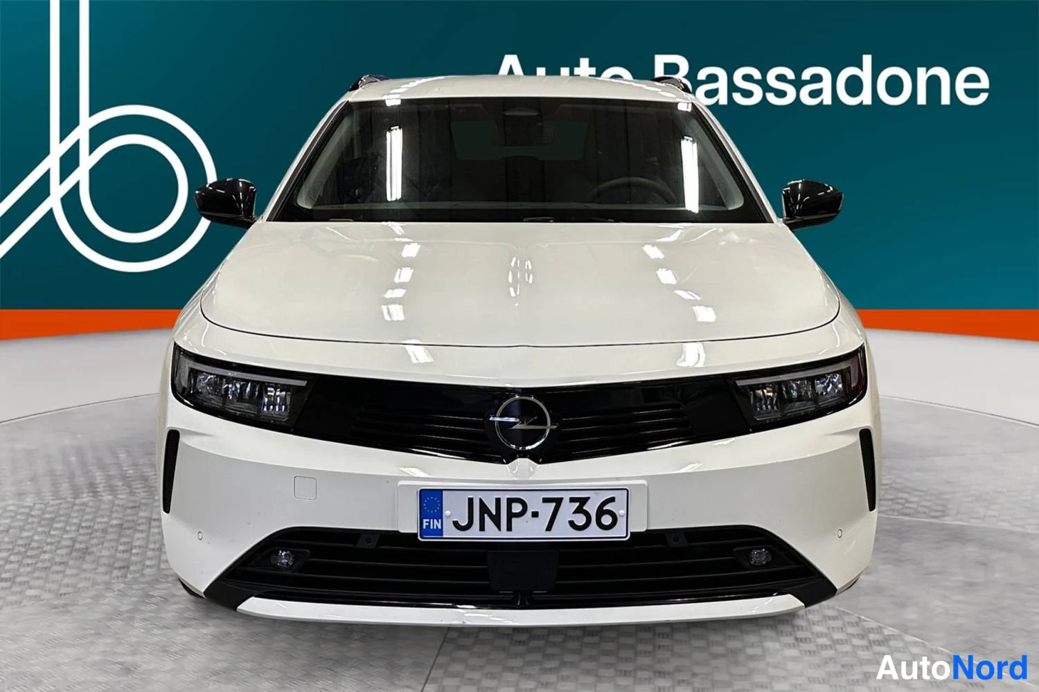Valkoinen Opel Astra 2024, edestä, kuva 3