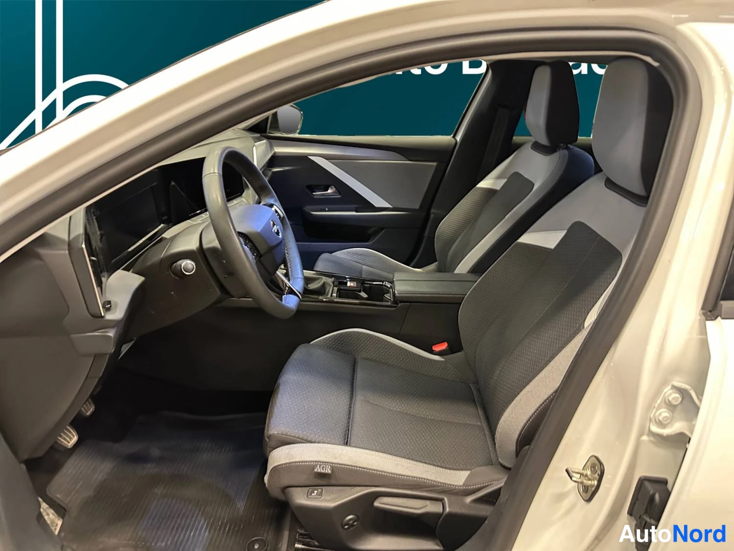 Valkoinen Opel Astra 2024, kuva 10