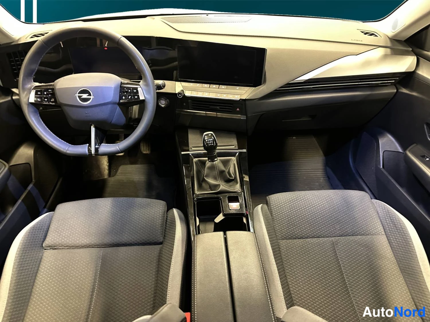 Valkoinen Opel Astra 2024, kuva 11