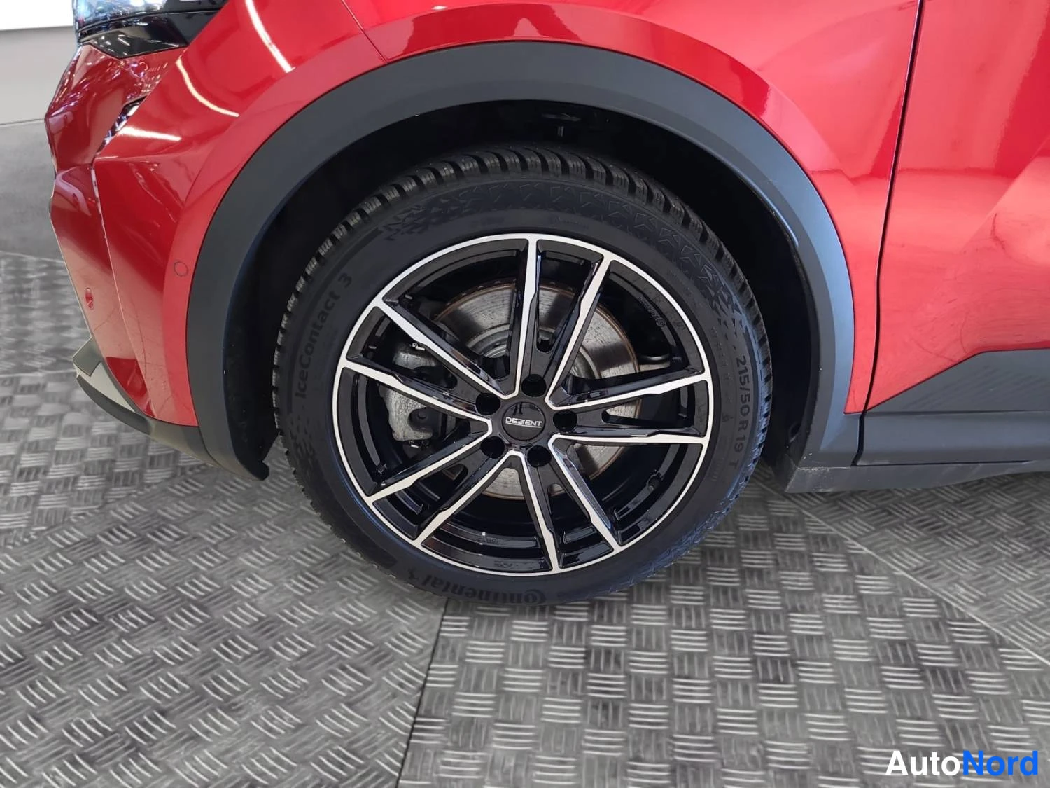 Punainen Renault Scenic E-Tech electric 2025, etuviisto, keula vasemmalle, kuva 2