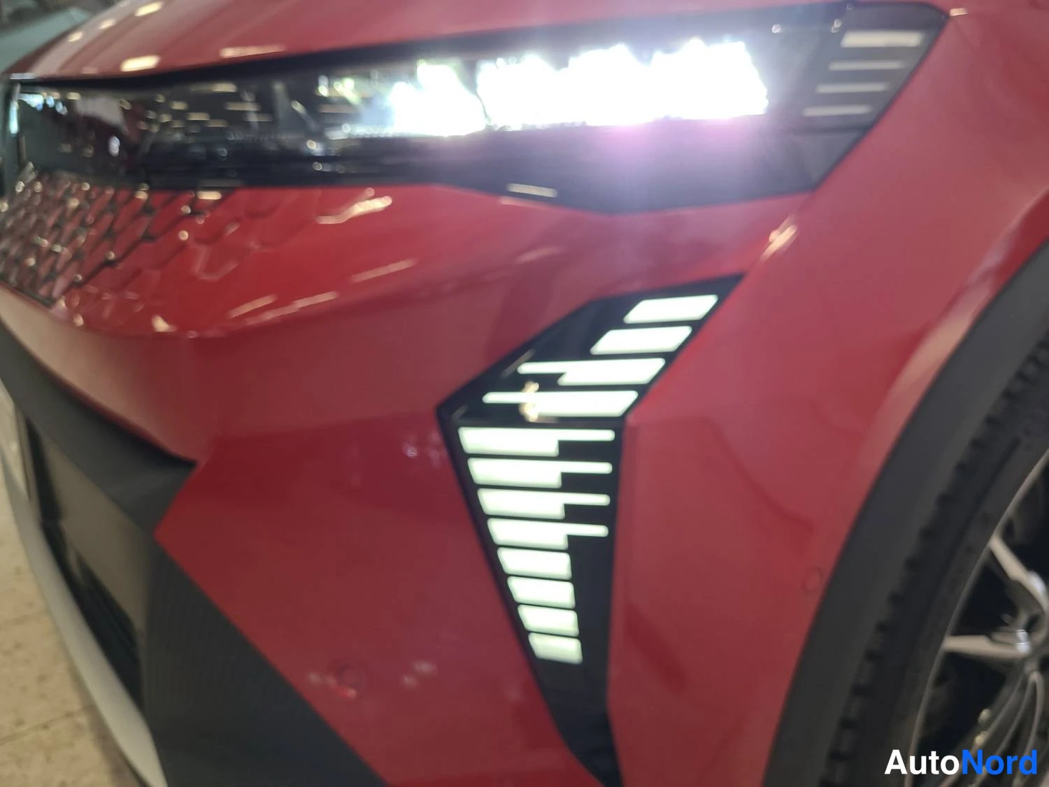 Punainen Renault Scenic E-Tech electric 2025, edestä, kuva 5