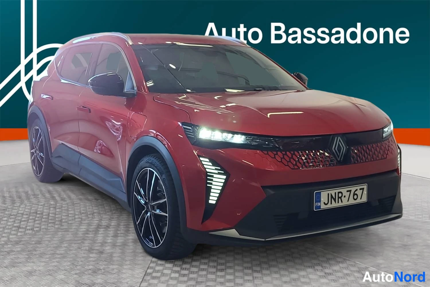 Punainen Renault Scenic E-Tech electric 2025, etuviisto, keula oikealle, kuva 3