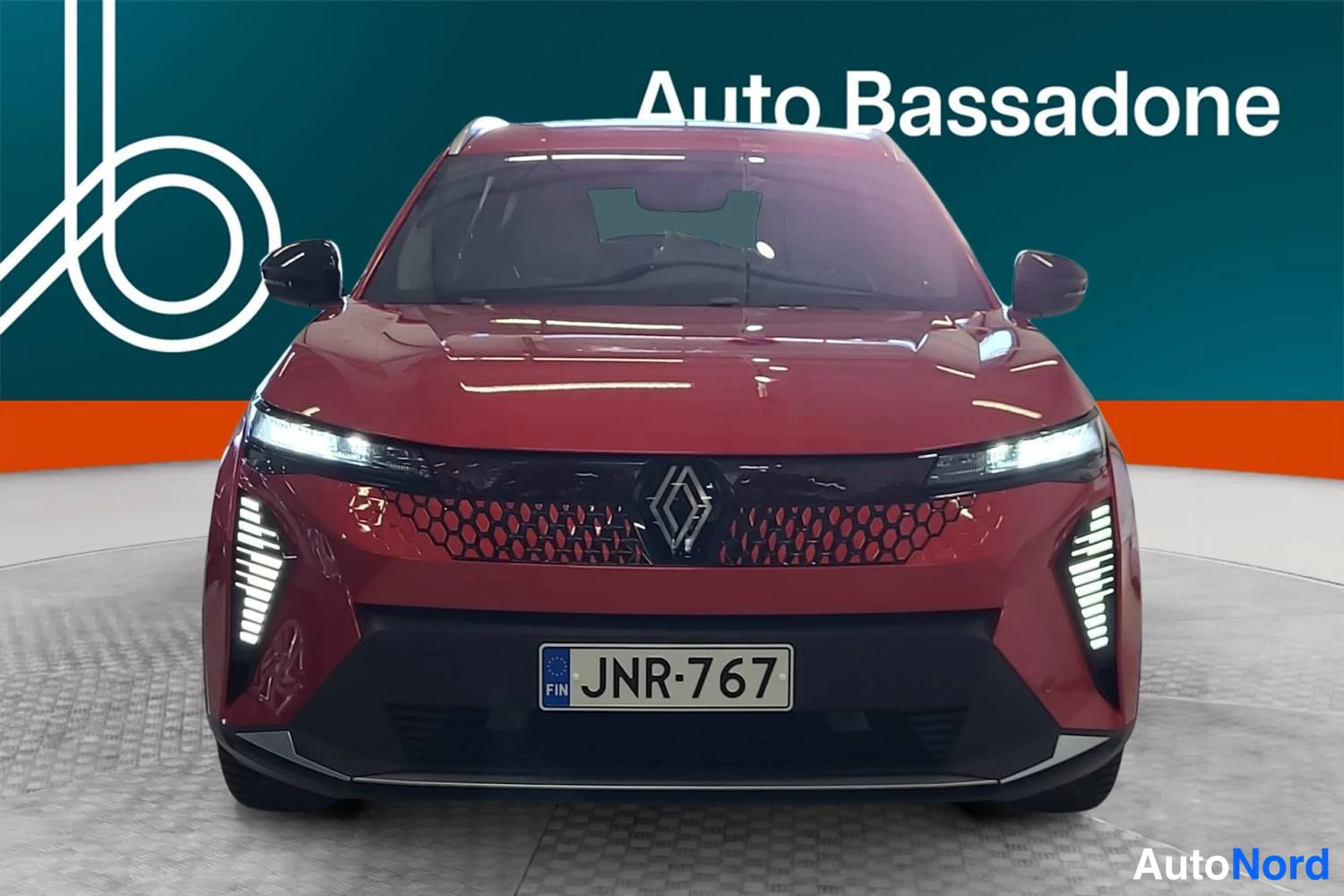 Punainen Renault Scenic E-Tech electric 2025, edestä, kuva 4