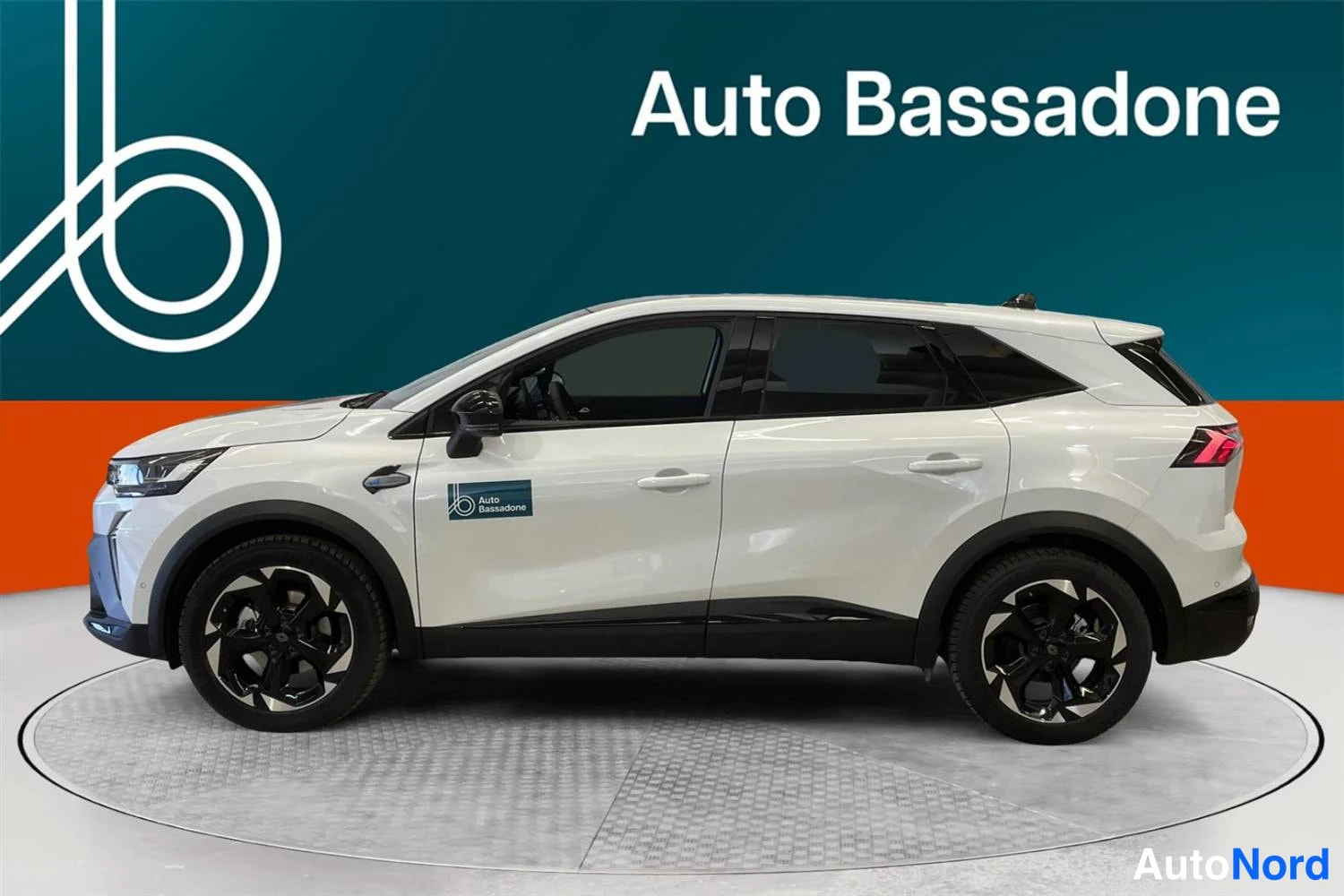 Valkoinen Renault Symbioz 2026, etuviisto, keula vasemmalle, kuva 2