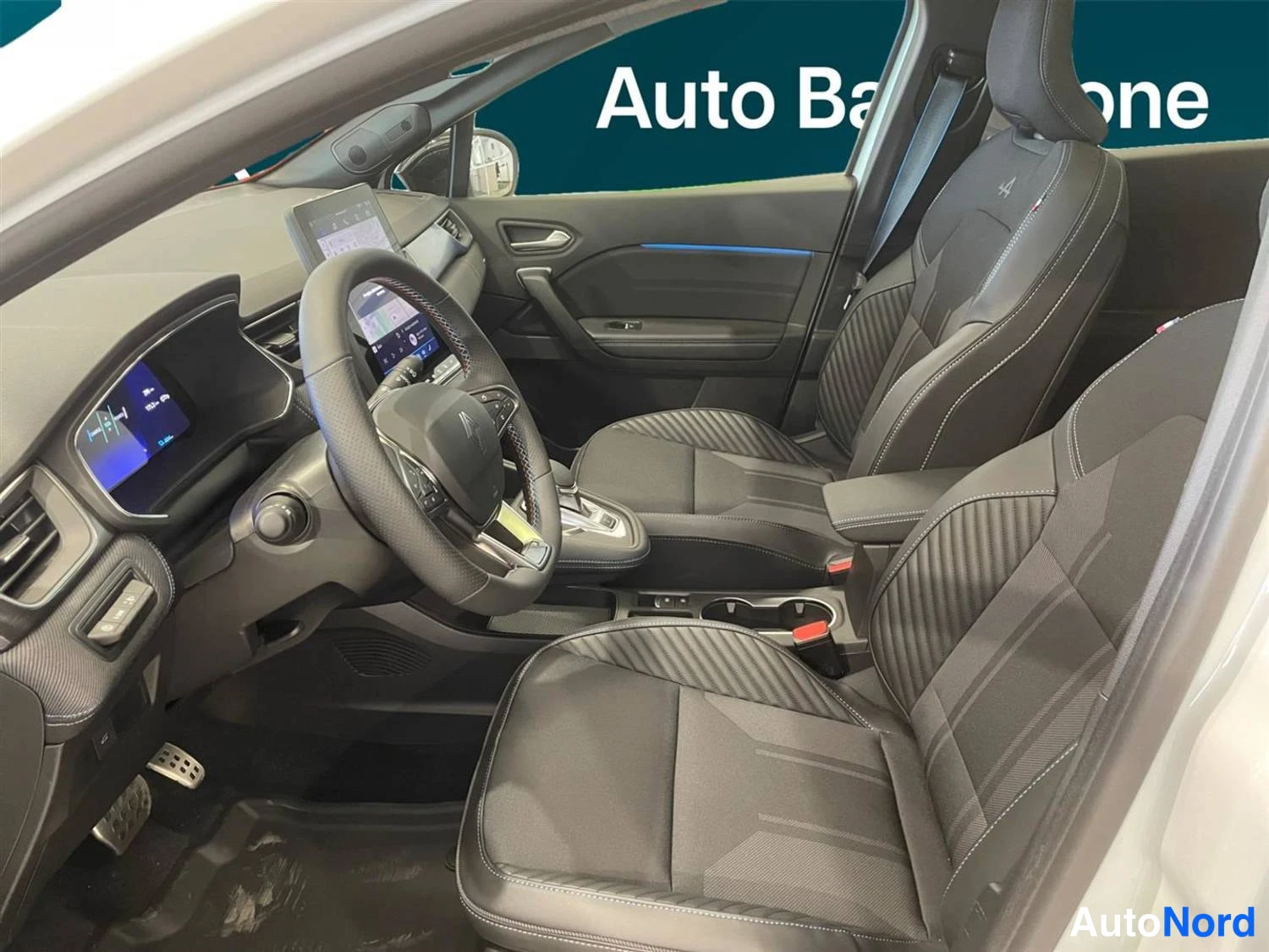 Valkoinen Renault Symbioz 2026, ohjaamo, kuva 11