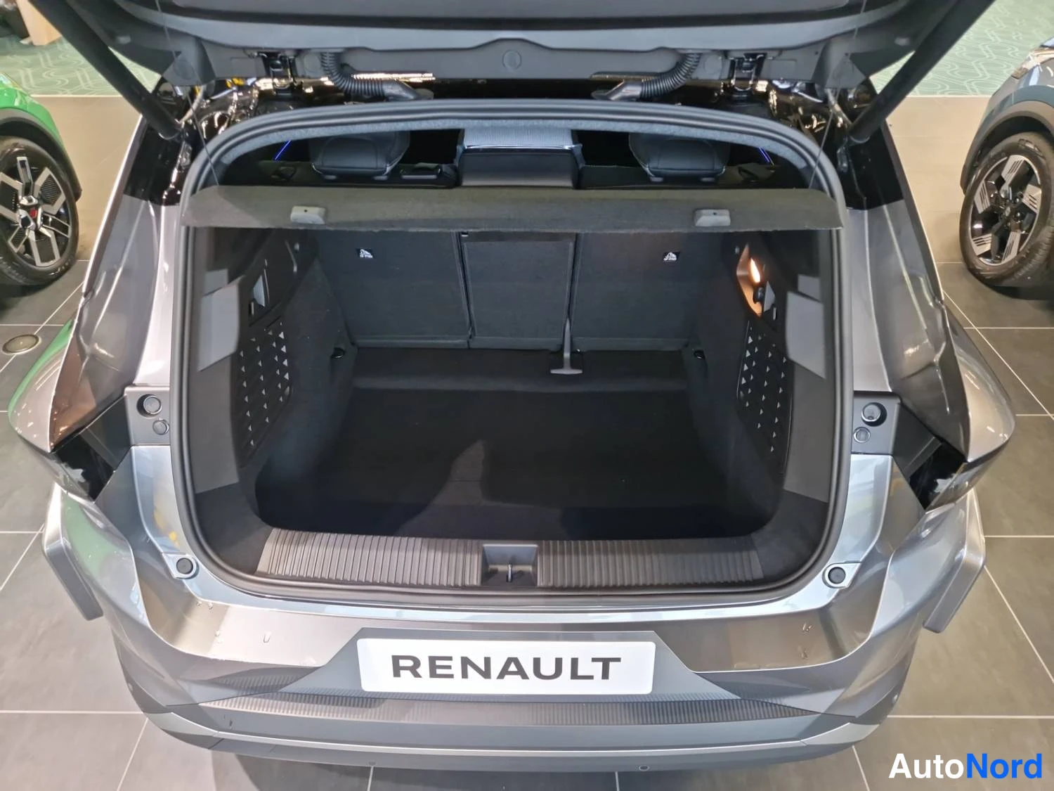 Harmaa Renault Scenic E-Tech electric 2026, takaa, kuva 7