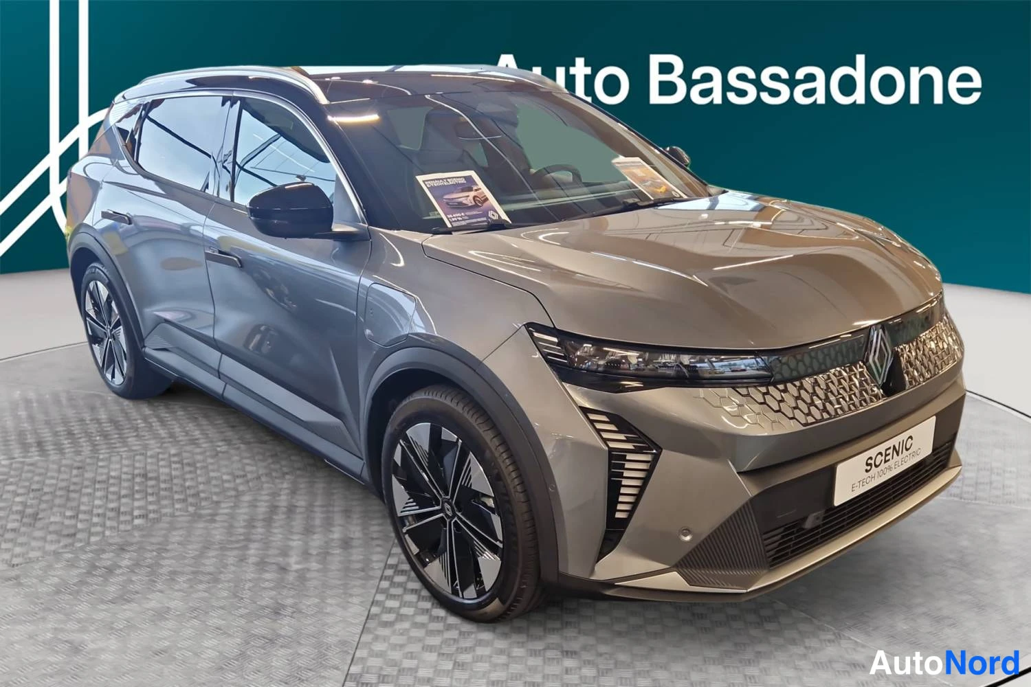 Harmaa Renault Scenic E-Tech electric 2026, etuviisto, keula oikealle, kuva 2