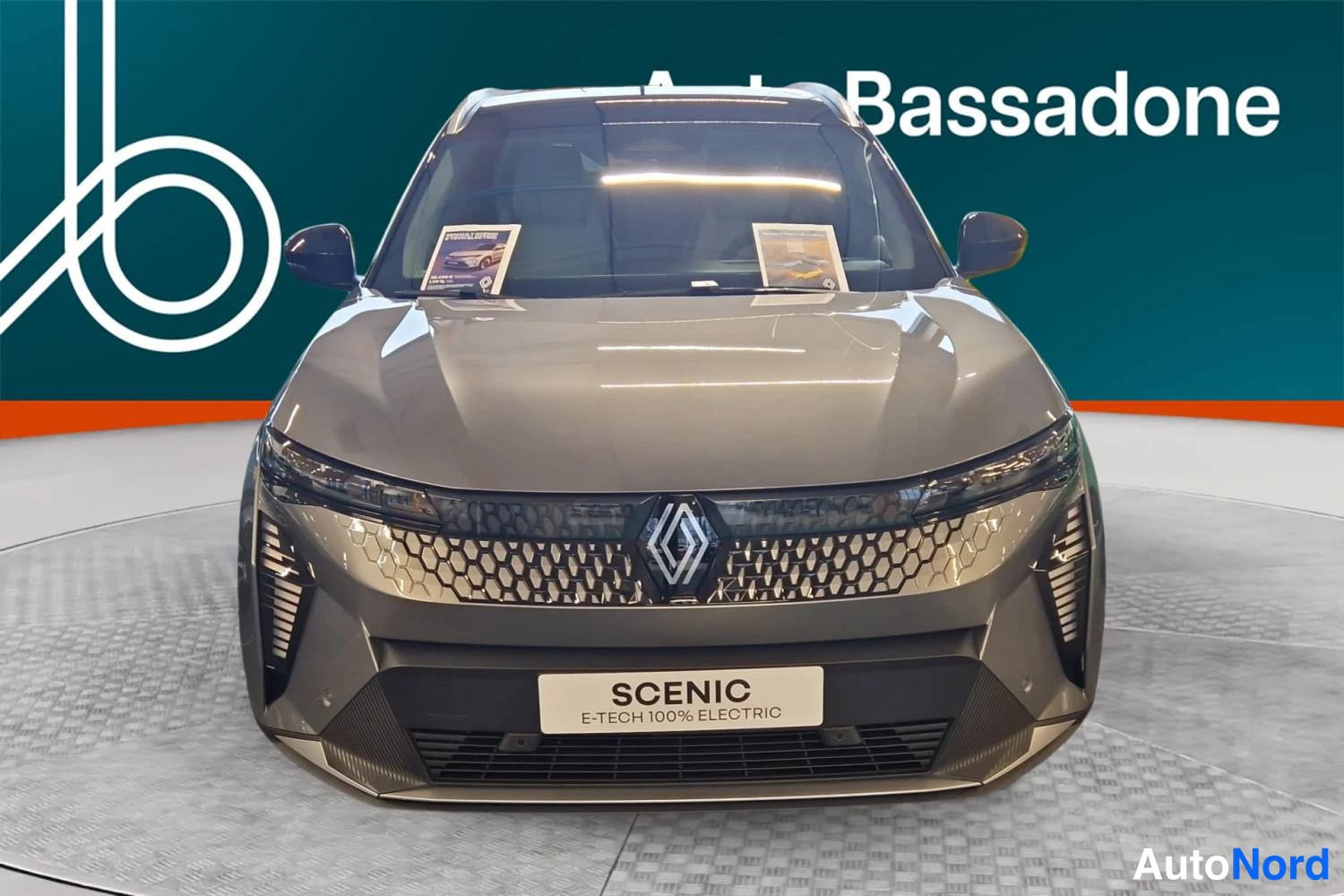 Harmaa Renault Scenic E-Tech electric 2026, edestä, kuva 3