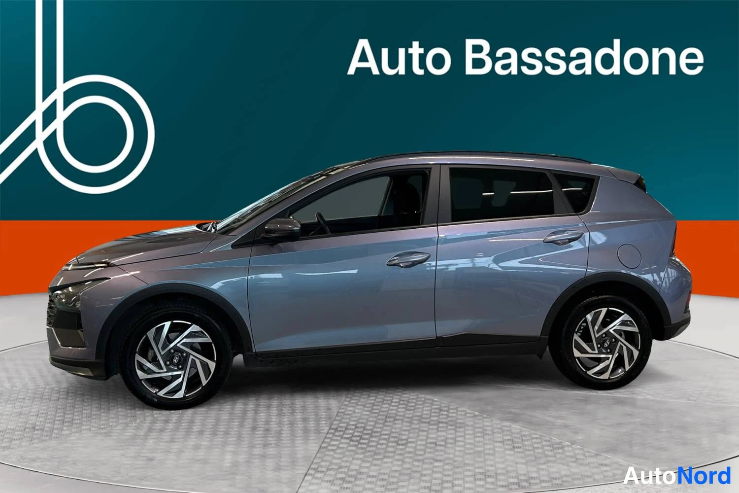 Harmaa Hyundai Bayon 2025, sivulta, kuva 4