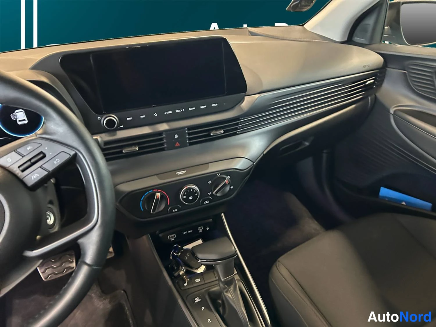 Harmaa Hyundai Bayon 2025, ohjaamo, kuva 9