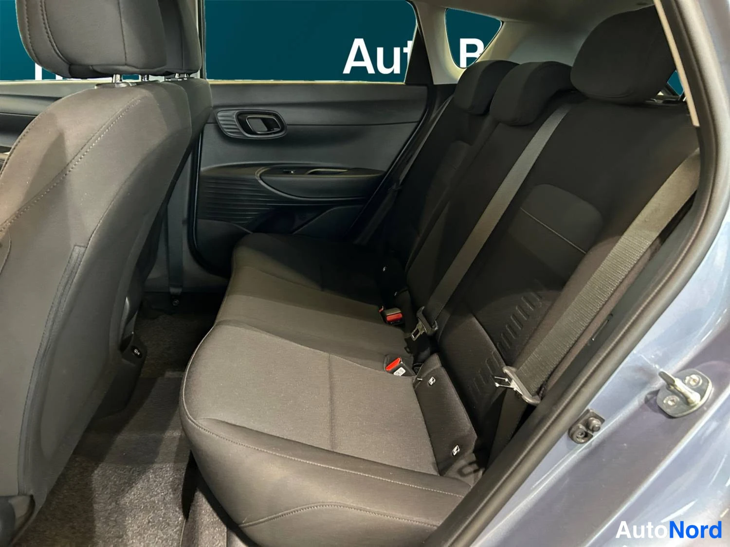 Harmaa Hyundai Bayon 2025, takaistuimet, kuva 12