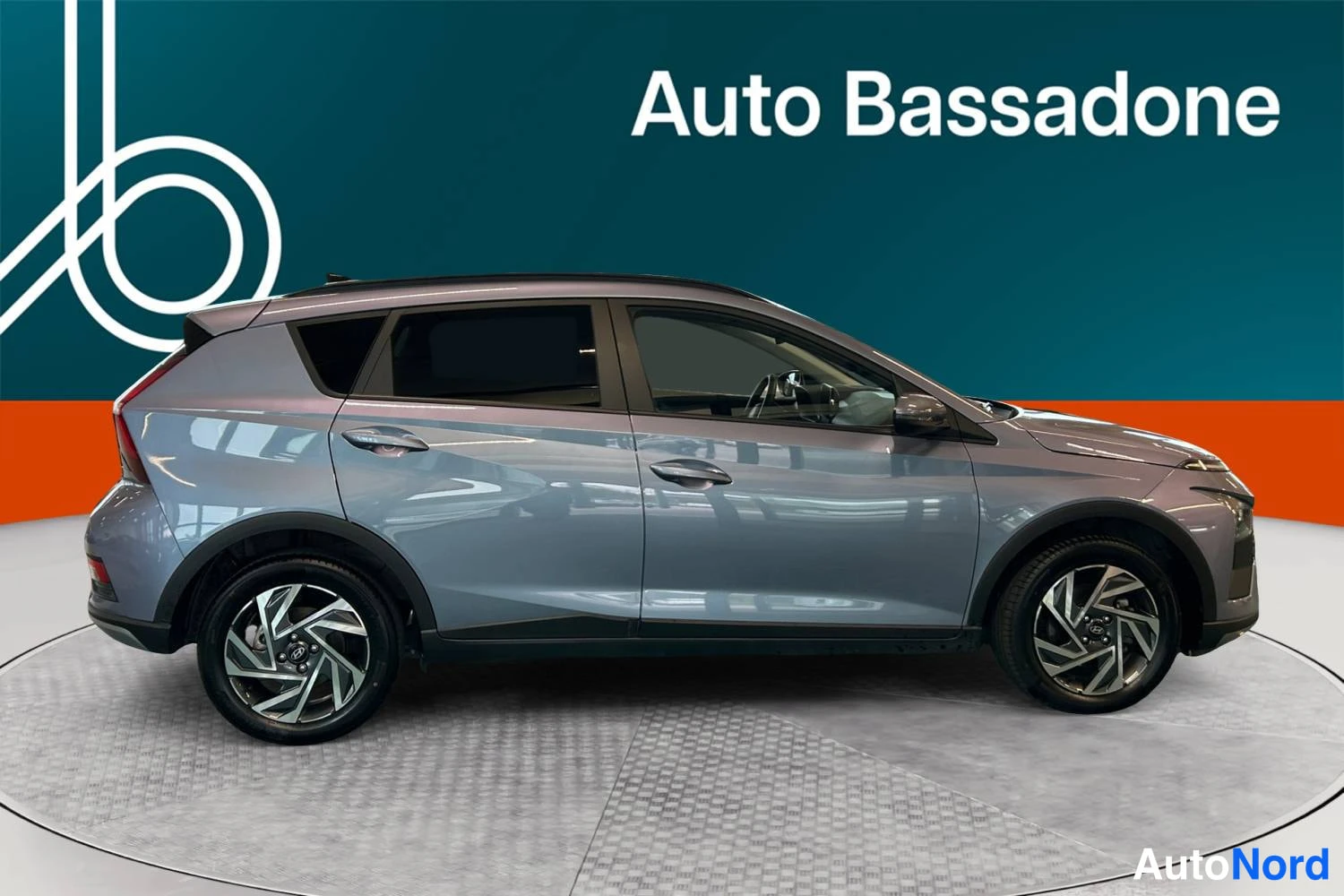 Harmaa Hyundai Bayon 2025, sivulta, kuva 5