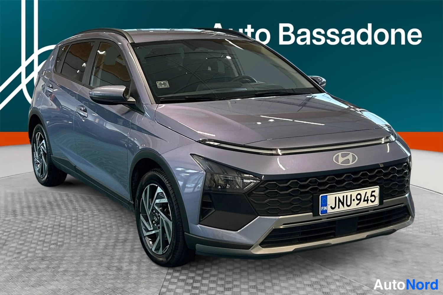 Harmaa Hyundai Bayon 2025, etuviisto, keula oikealle, kuva 2