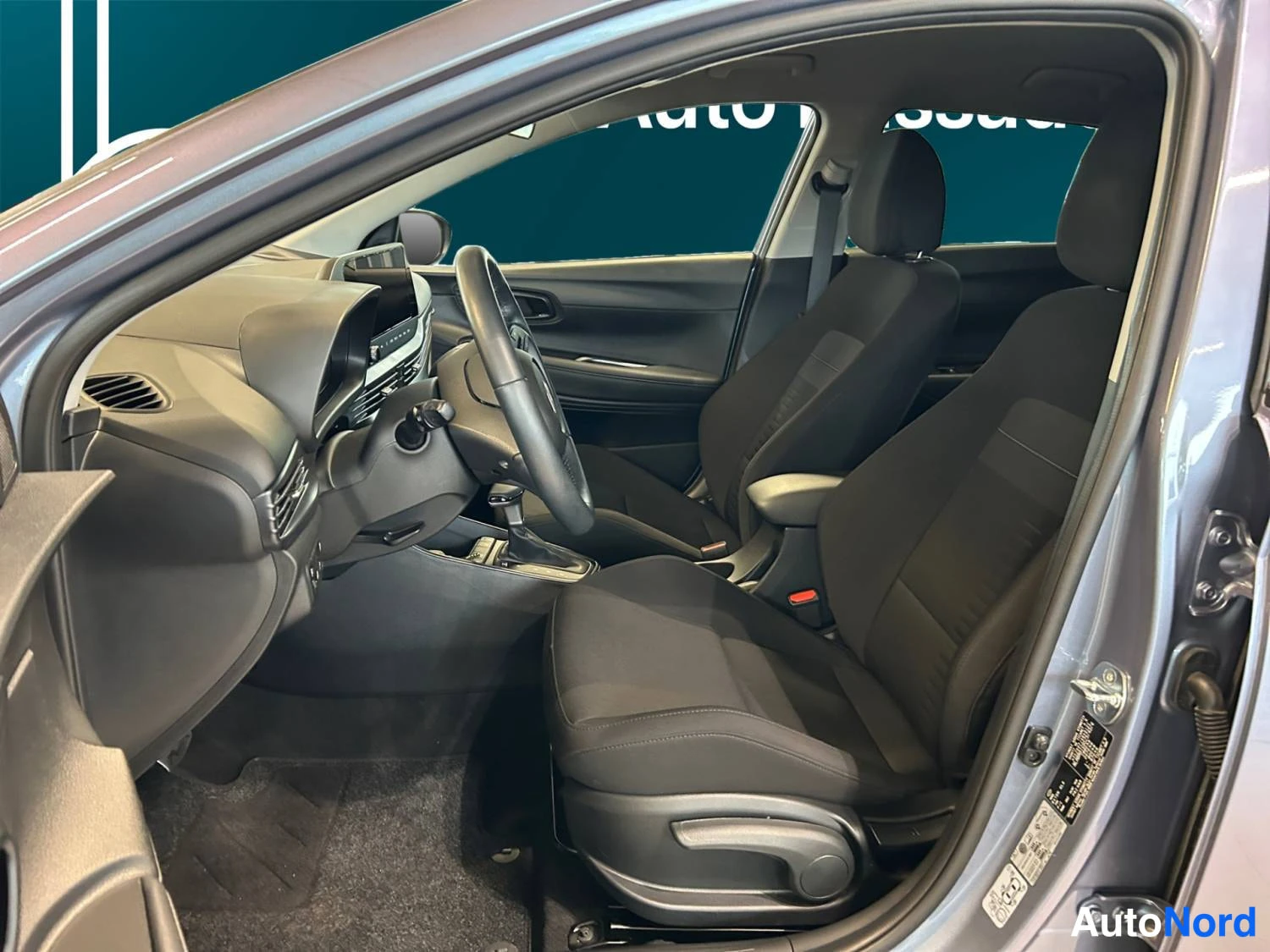 Harmaa Hyundai Bayon 2025, ohjaamo, kuva 10