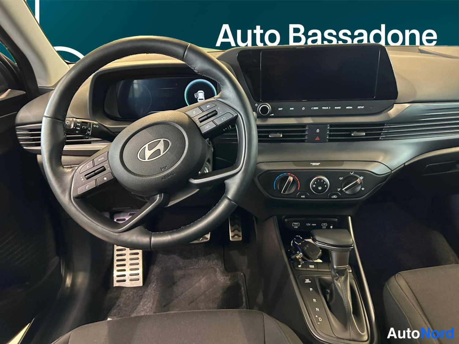 Harmaa Hyundai Bayon 2025, ohjaamo, kuva 11