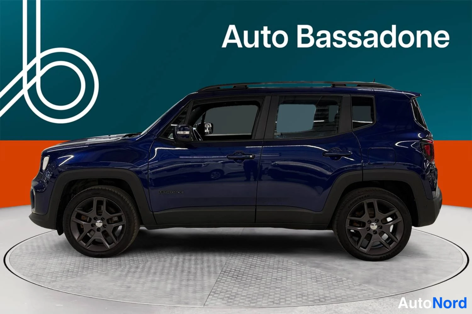 Sininen Jeep Renegade 2020, sivulta, kuva 4