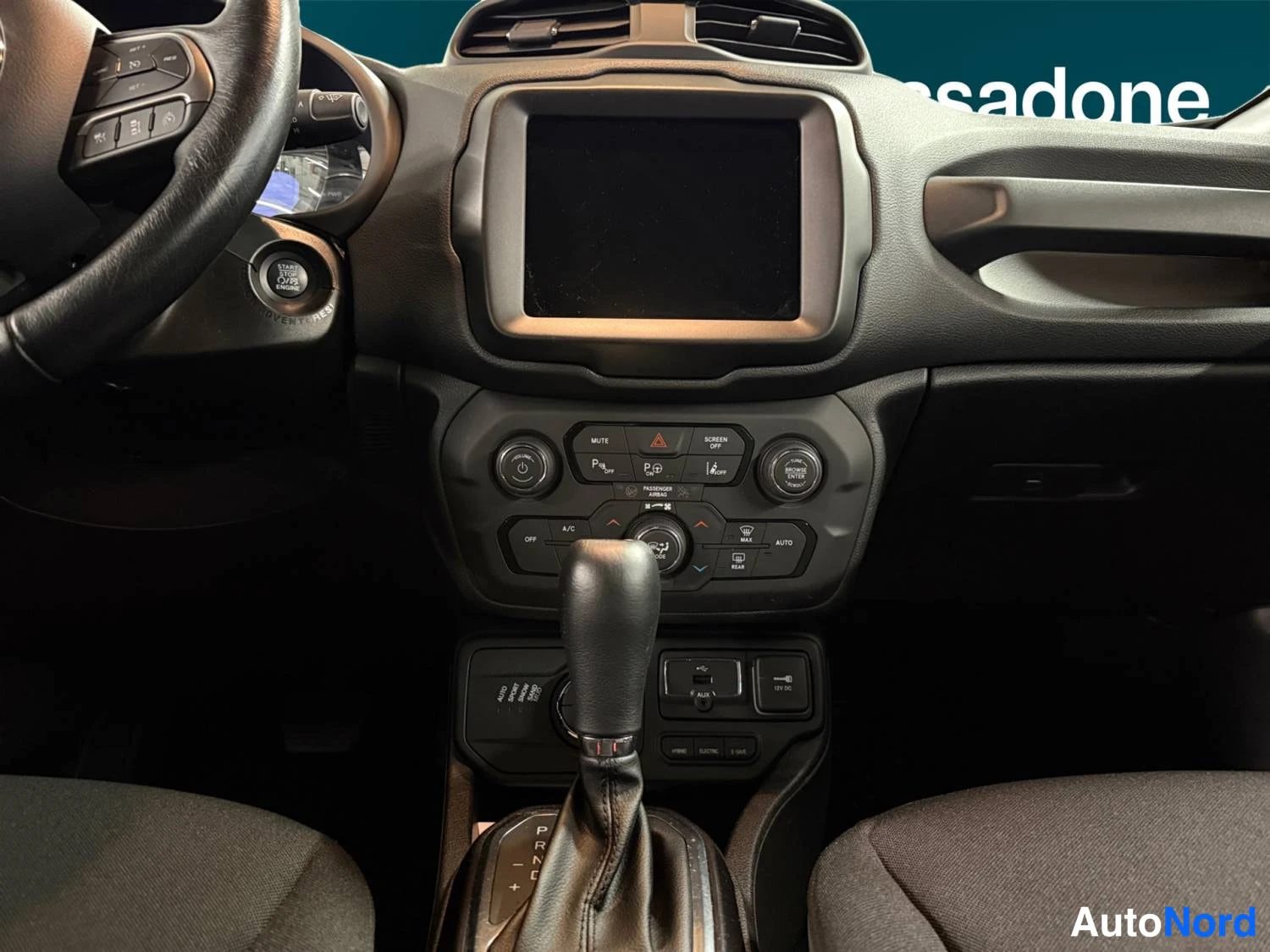 Sininen Jeep Renegade 2020, kuva 23