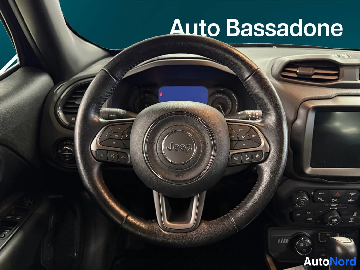 Sininen Jeep Renegade 2020, kuva 24
