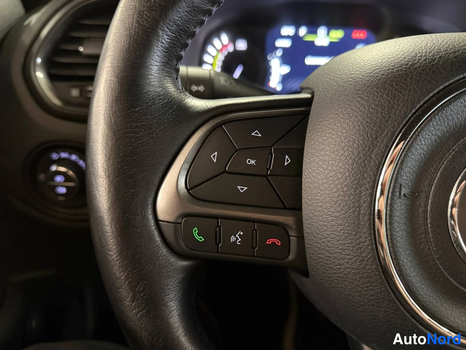 Sininen Jeep Renegade 2020, kuva 25
