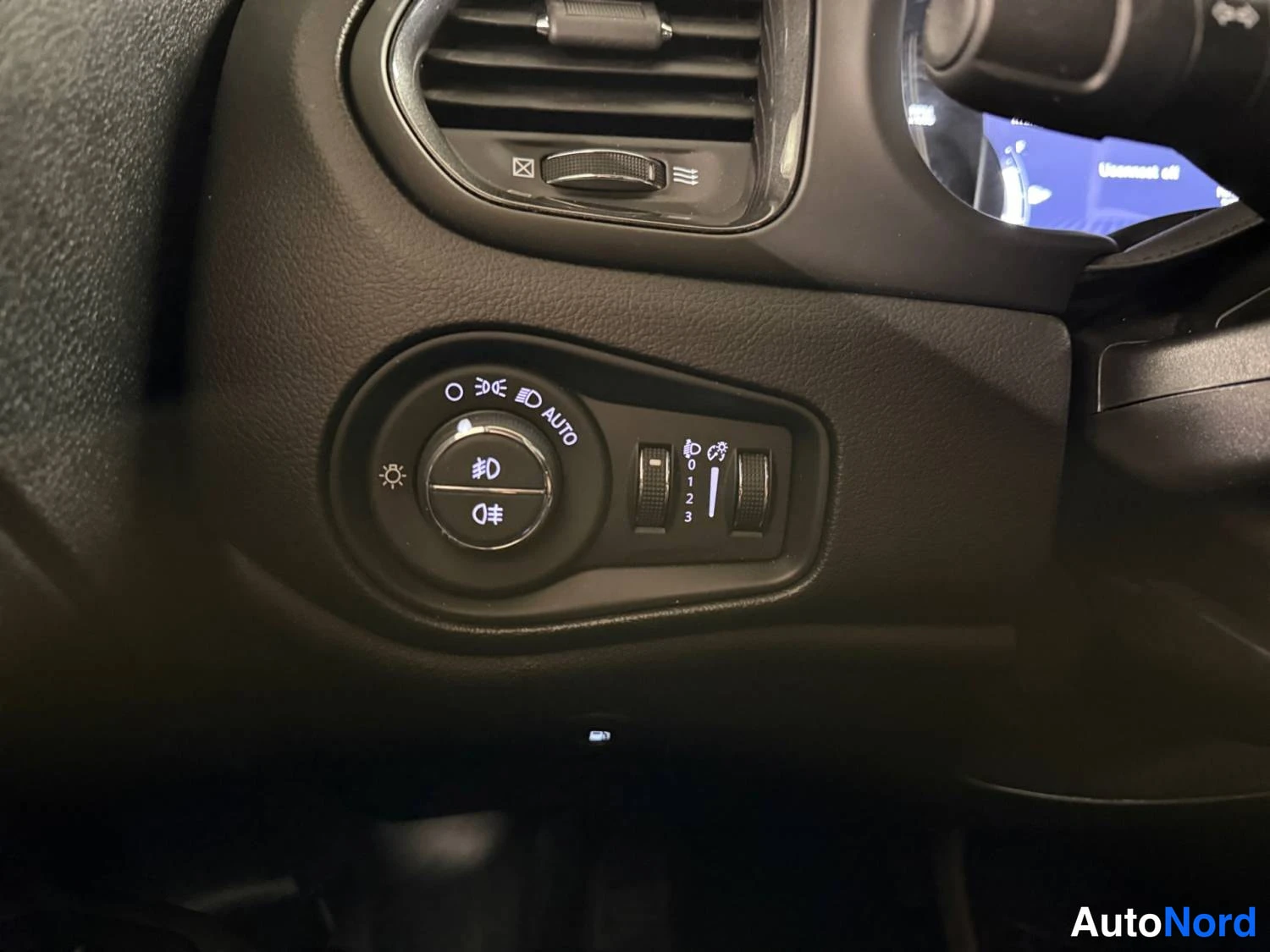 Sininen Jeep Renegade 2020, kuva 26