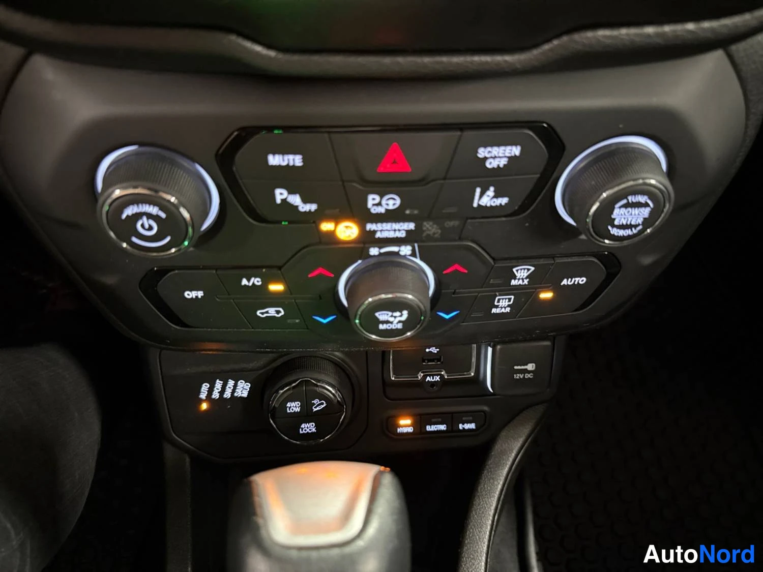 Sininen Jeep Renegade 2020, kuva 17