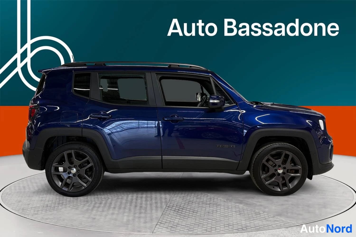 Sininen Jeep Renegade 2020, sivulta, kuva 5