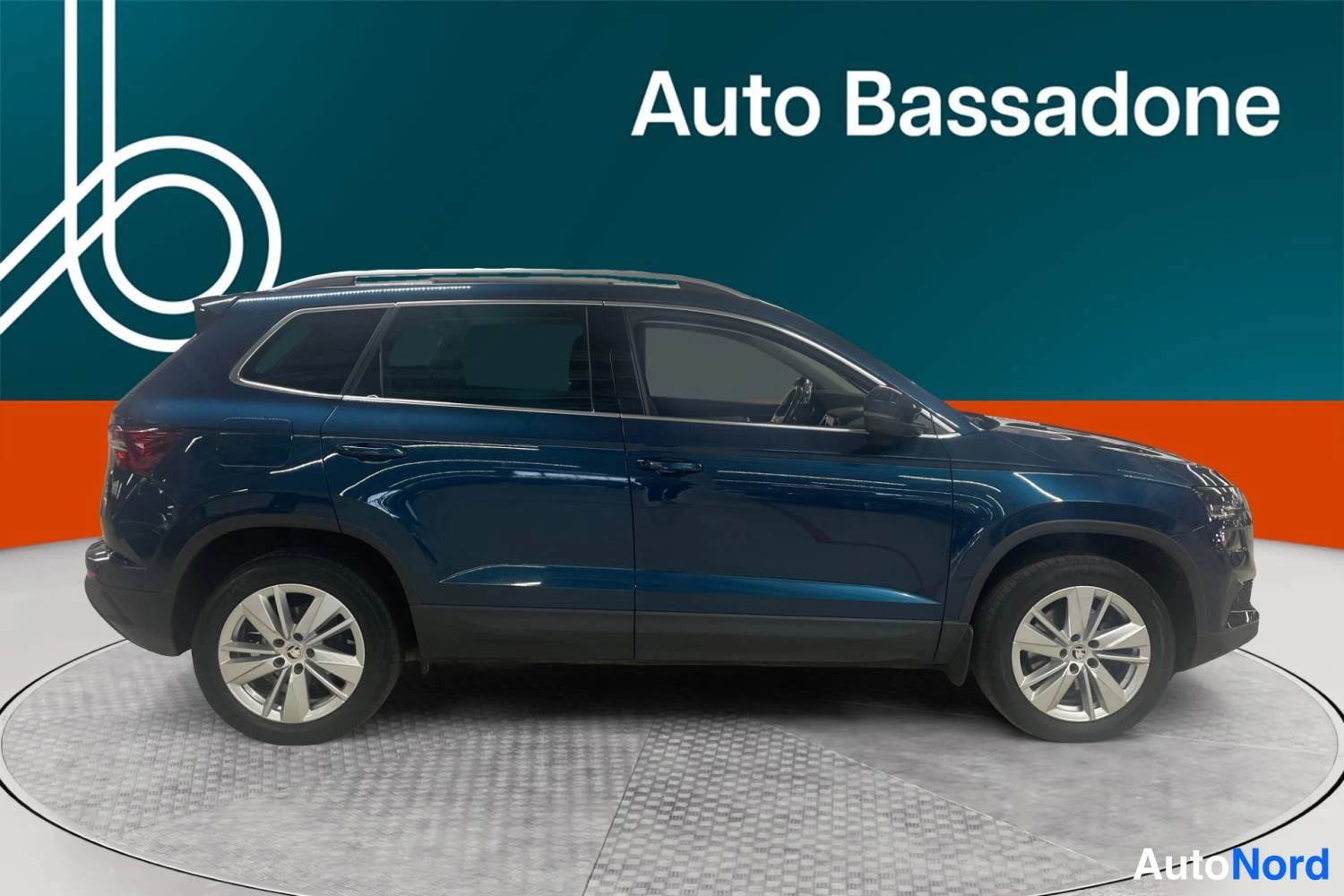 Sininen Skoda Karoq 2022, sivulta, kuva 5