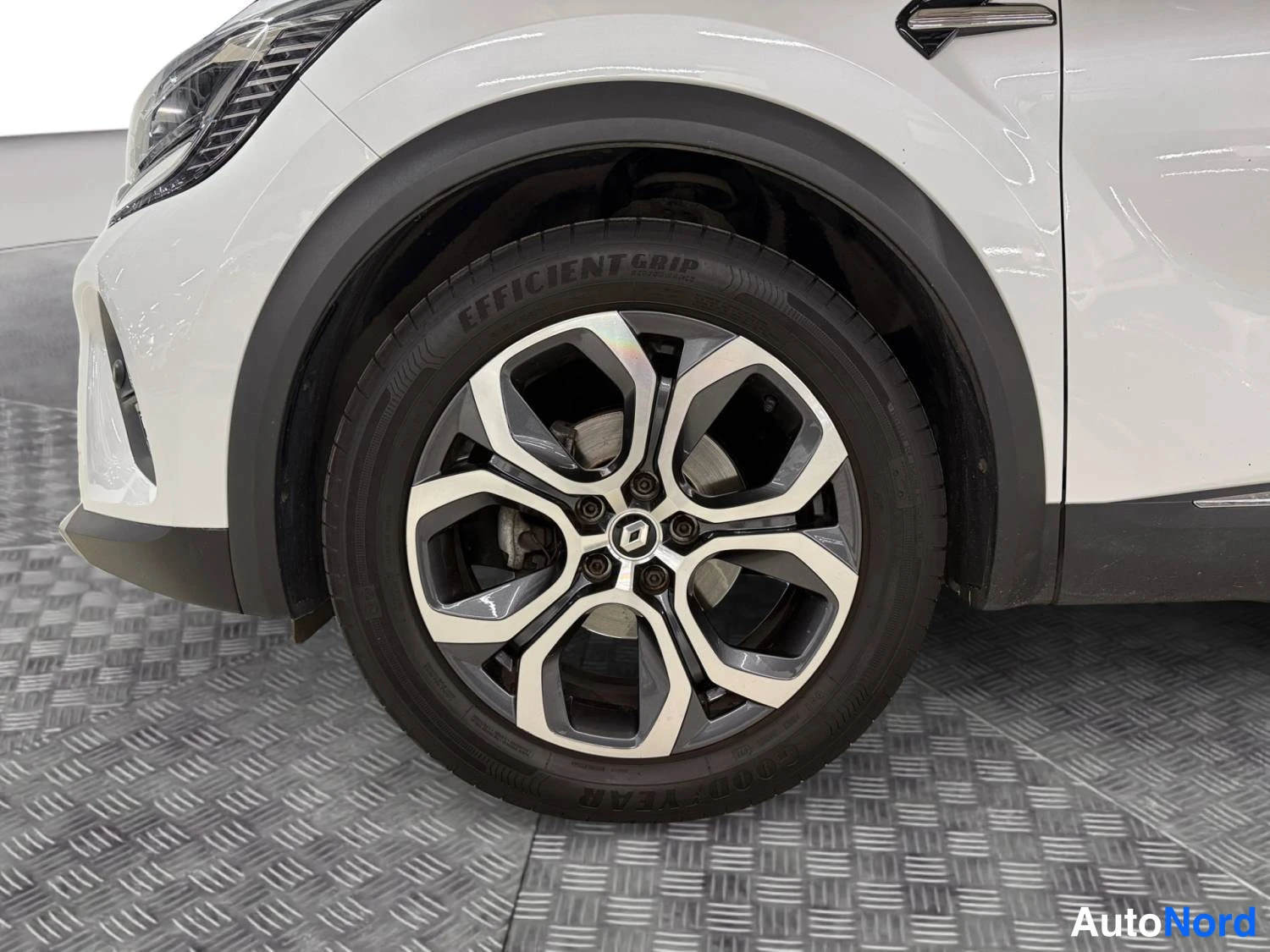 Valkoinen Renault Captur 2022, etuviisto, keula vasemmalle, kuva 2