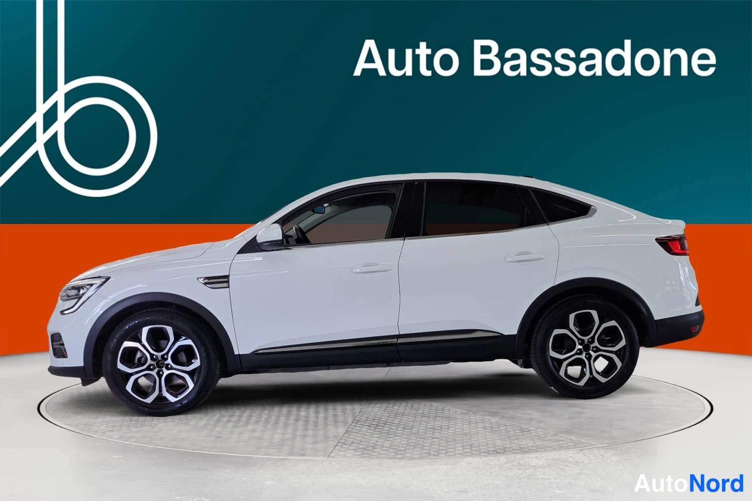 Valkoinen Renault Arkana E-TECH 2023, etuviisto, keula vasemmalle, kuva 2