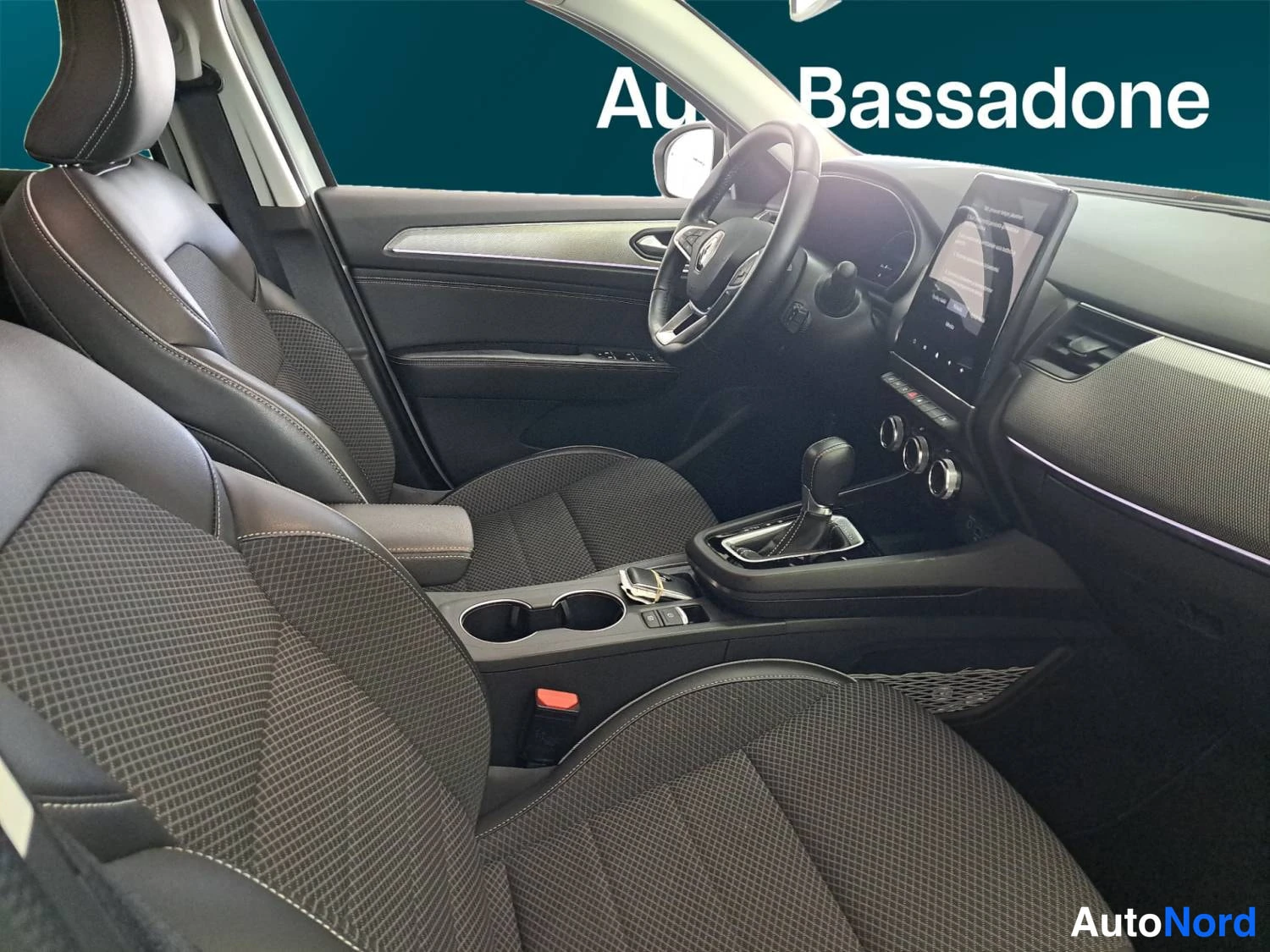 Valkoinen Renault Arkana E-TECH 2023, kuva 16