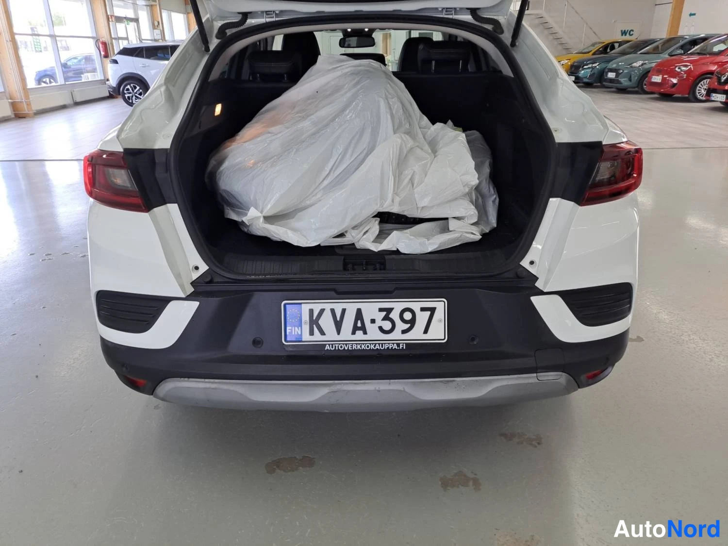 Valkoinen Renault Arkana E-TECH 2023, takaa, kuva 9