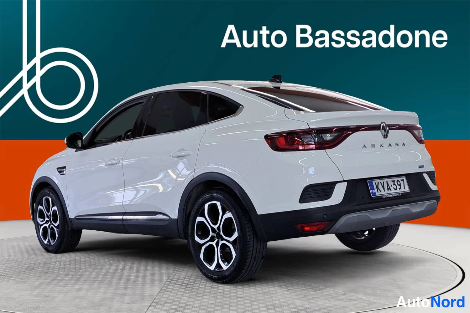 Valkoinen Renault Arkana E-TECH 2023, takaviisto, kuva 6