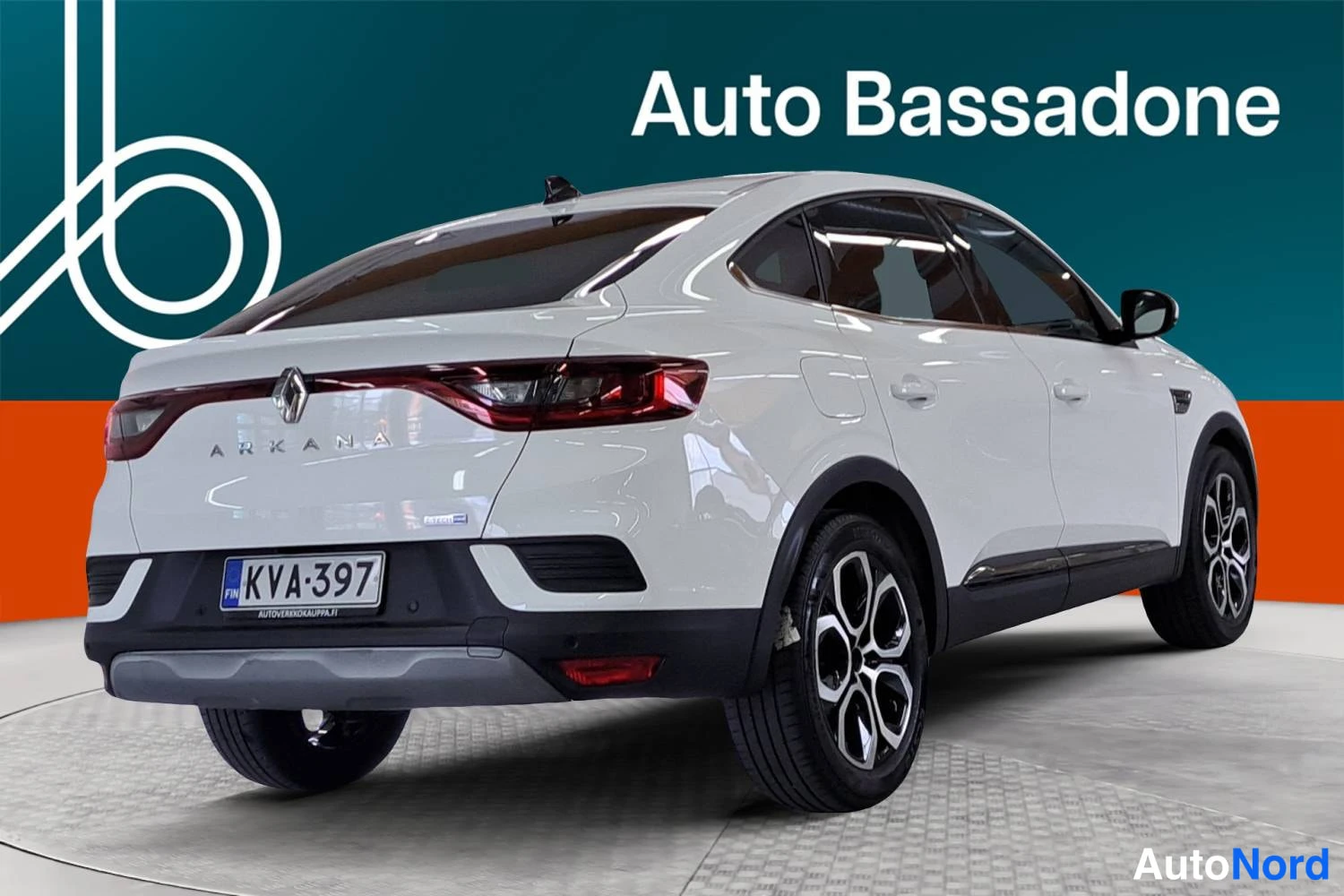 Valkoinen Renault Arkana E-TECH 2023, takaviisto, kuva 7
