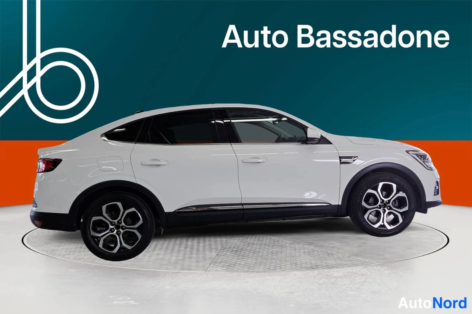 Valkoinen Renault Arkana E-TECH 2023, sivulta, kuva 5