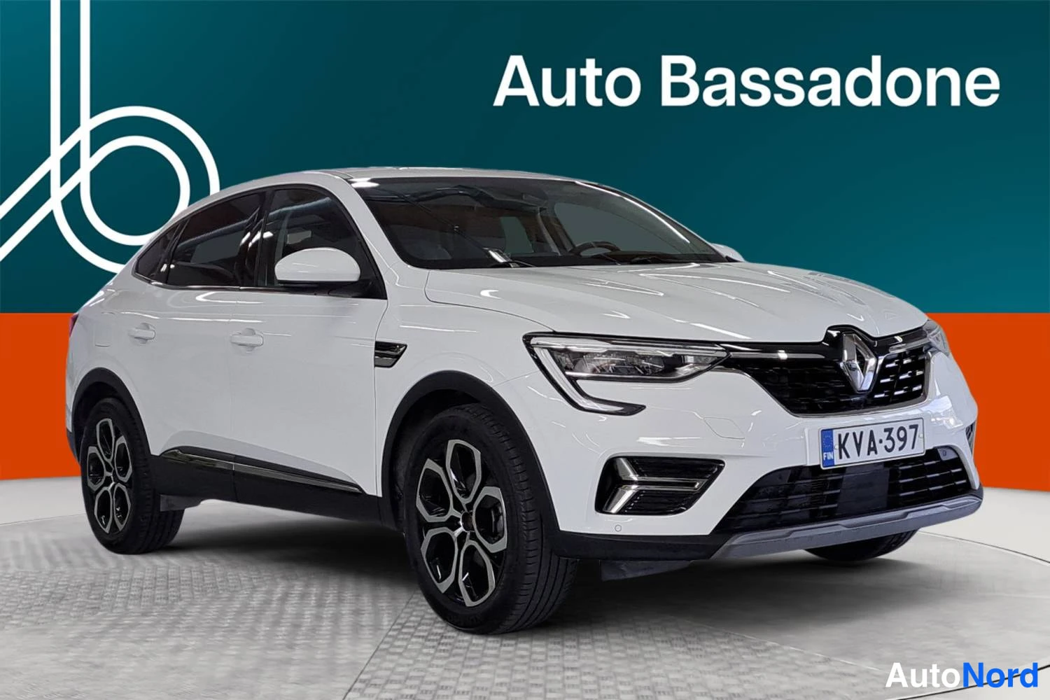 Valkoinen Renault Arkana E-TECH 2023, etuviisto, keula oikealle, kuva 3