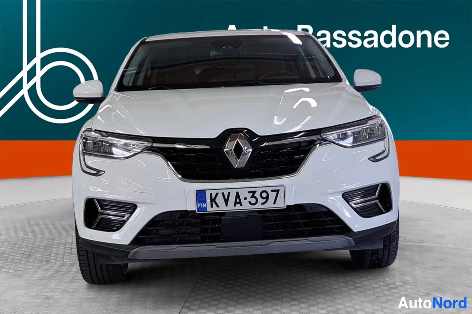 Valkoinen Renault Arkana E-TECH 2023, edestä, kuva 4