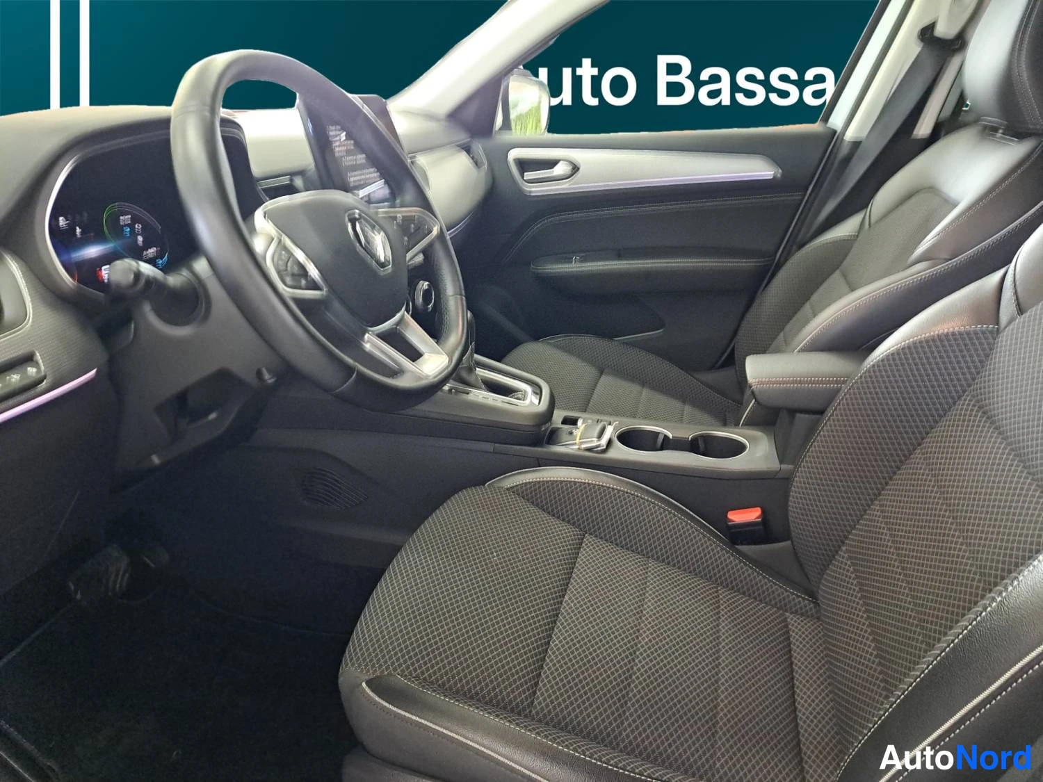 Valkoinen Renault Arkana E-TECH 2023, kuva 10
