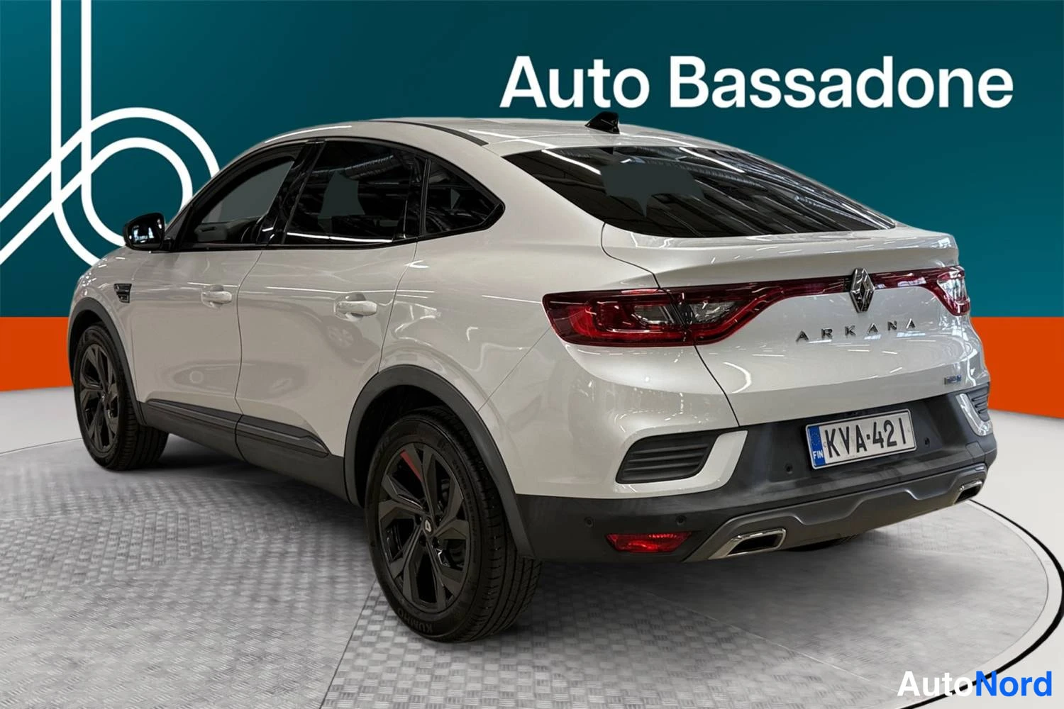 Valkoinen Renault Arkana E-TECH 2023, takaviisto, kuva 7