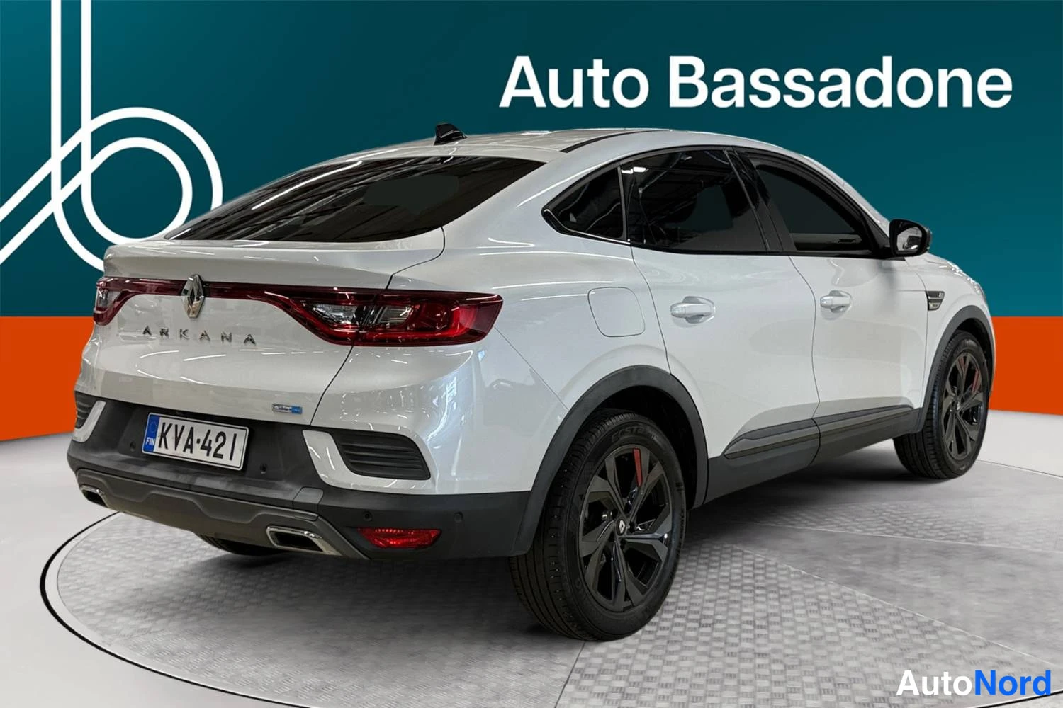 Valkoinen Renault Arkana E-TECH 2023, takaviisto, kuva 8