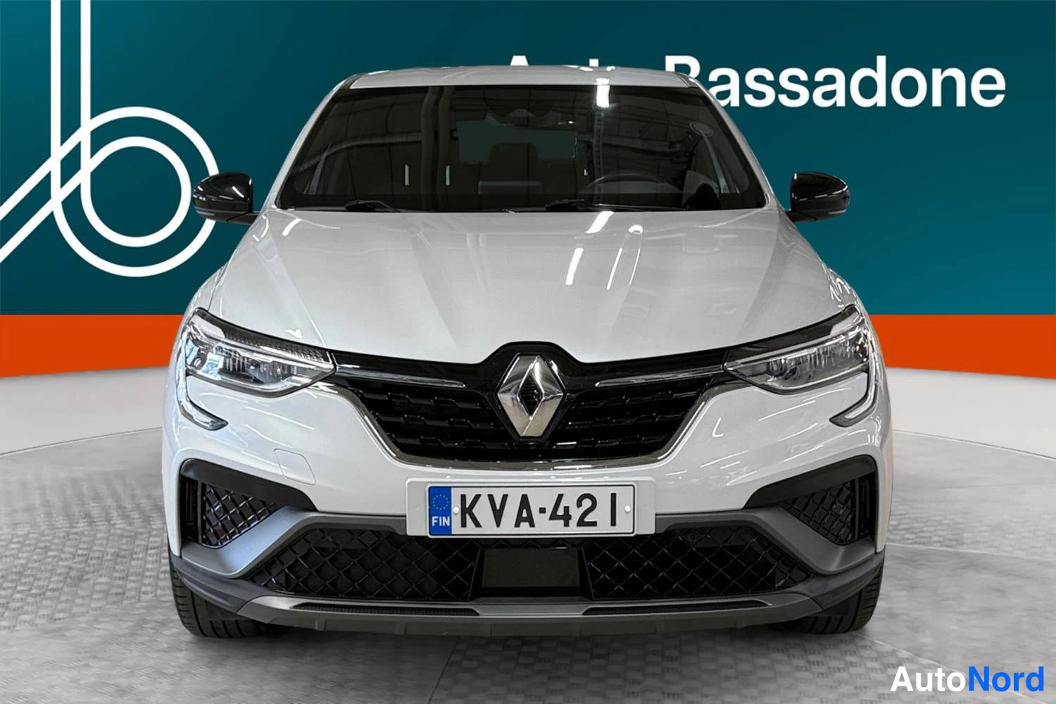 Valkoinen Renault Arkana E-TECH 2023, edestä, kuva 6