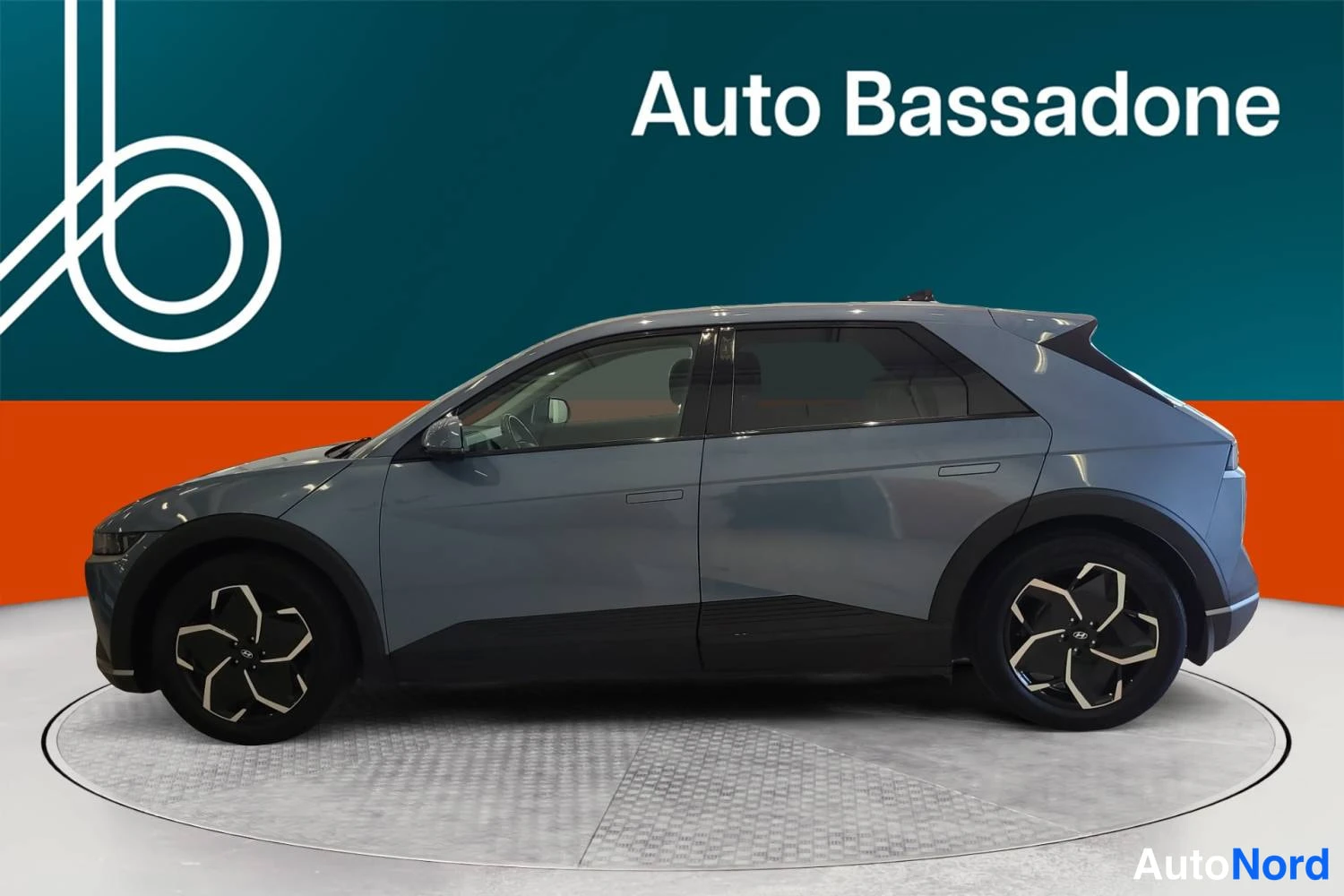 Harmaa Hyundai Ioniq 5 2023, sivulta, kuva 4