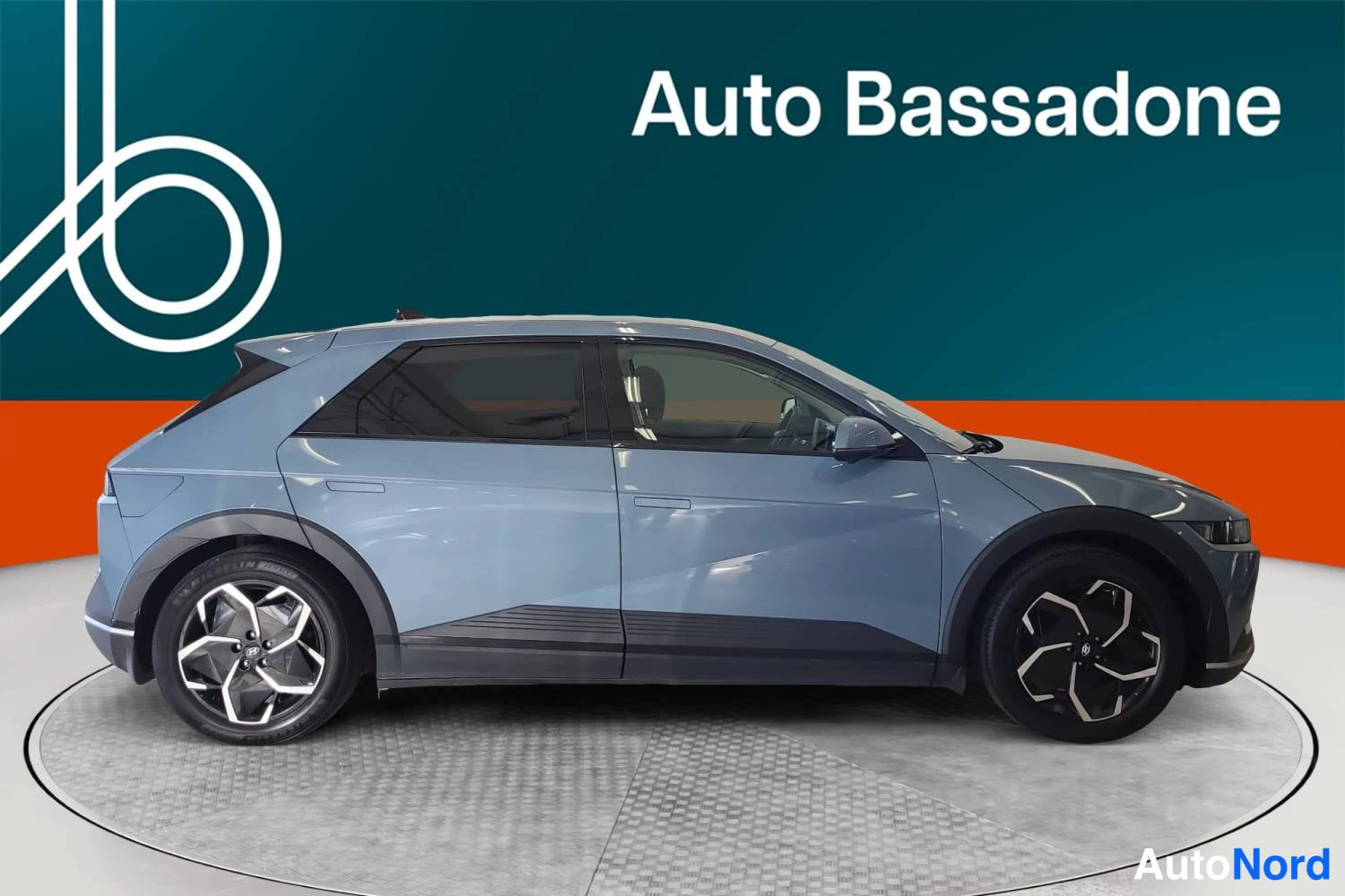 Harmaa Hyundai Ioniq 5 2023, sivulta, kuva 5
