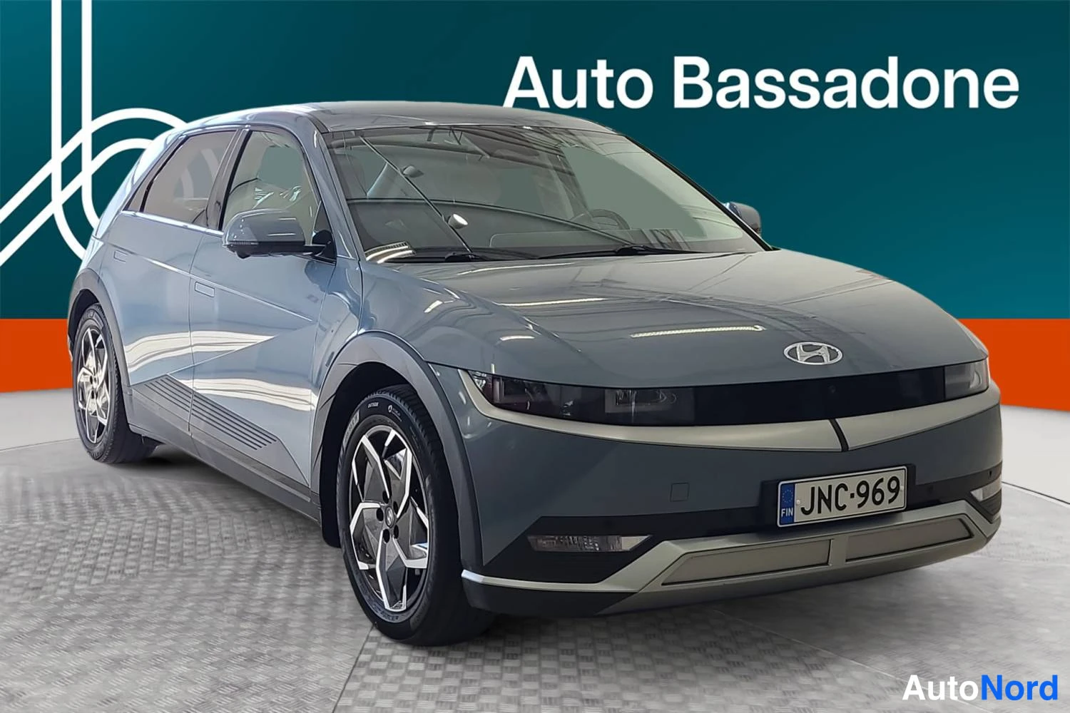 Harmaa Hyundai Ioniq 5 2023, etuviisto, keula oikealle, kuva 2