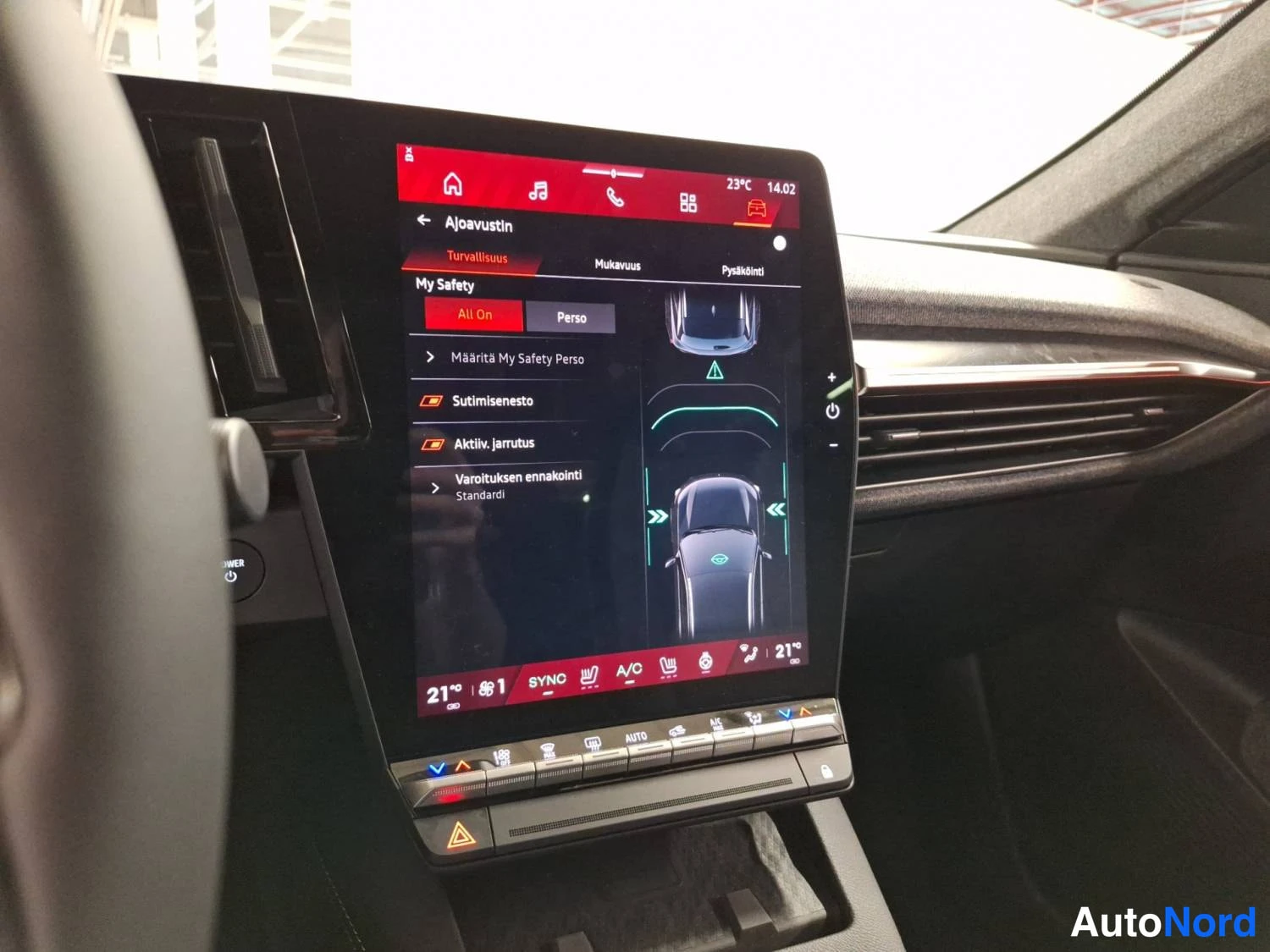 White Renault Scenic E-Tech electric 2026, photo 23