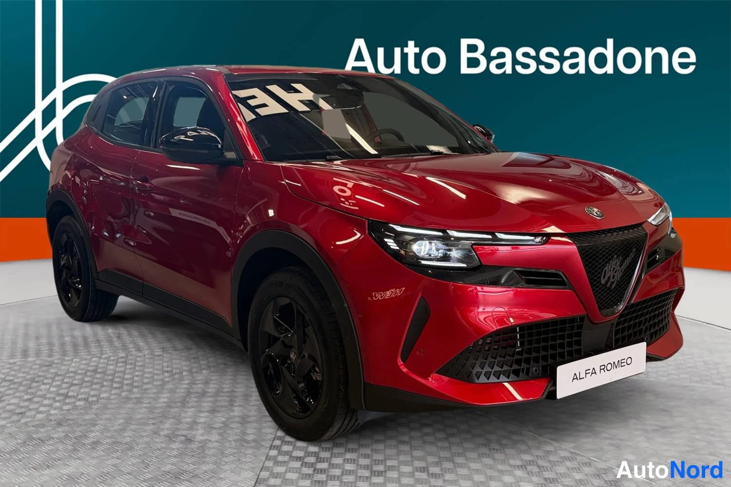 Punainen Alfa Romeo Junior 2026, etuviisto, keula oikealle, kuva 2