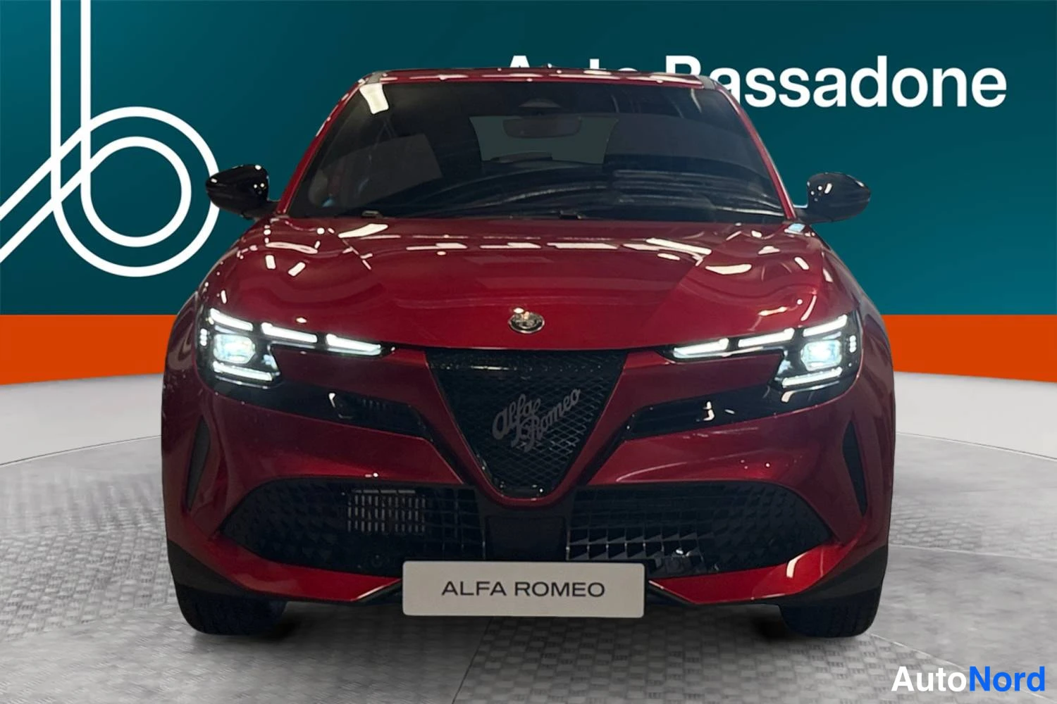 Punainen Alfa Romeo Junior 2026, edestä, kuva 3
