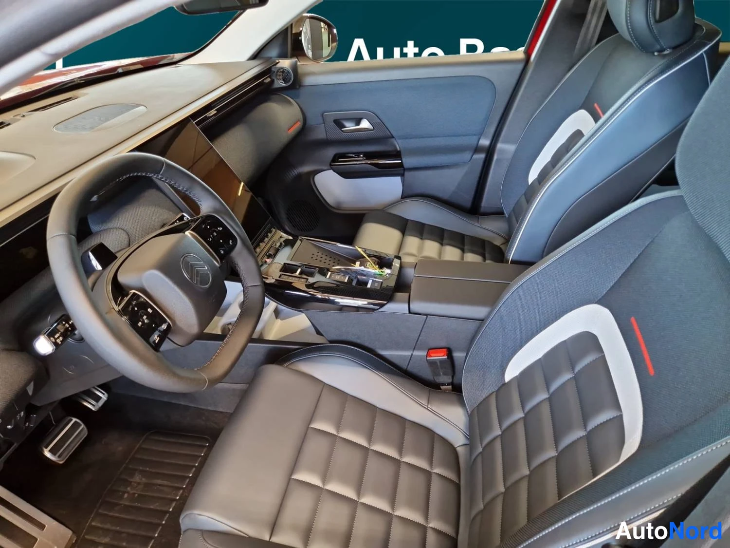 Punainen Citroen C5 aircross 2026, kuva 11