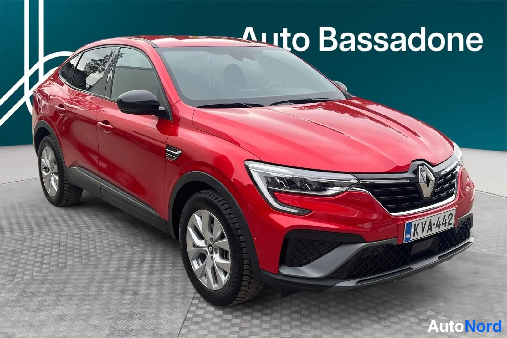 Punainen Renault Arkana E-TECH 2023, etuviisto, keula oikealle, kuva 3